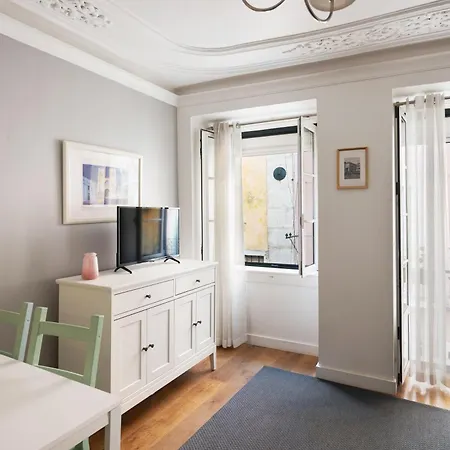The Funicularist - In Historic Bica Apartment