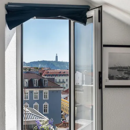 The Funicularist - In Historic Bica Apartment *
